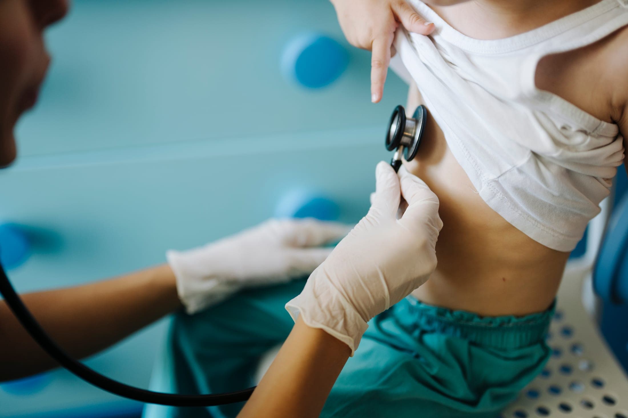 Doctor revisando a un niño con estetoscopio
