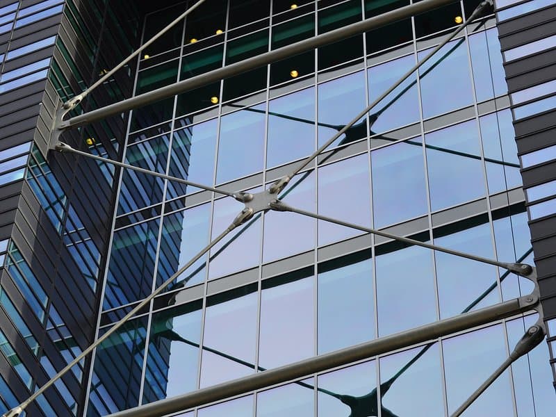 Edificio de oficinas moderno de cristal