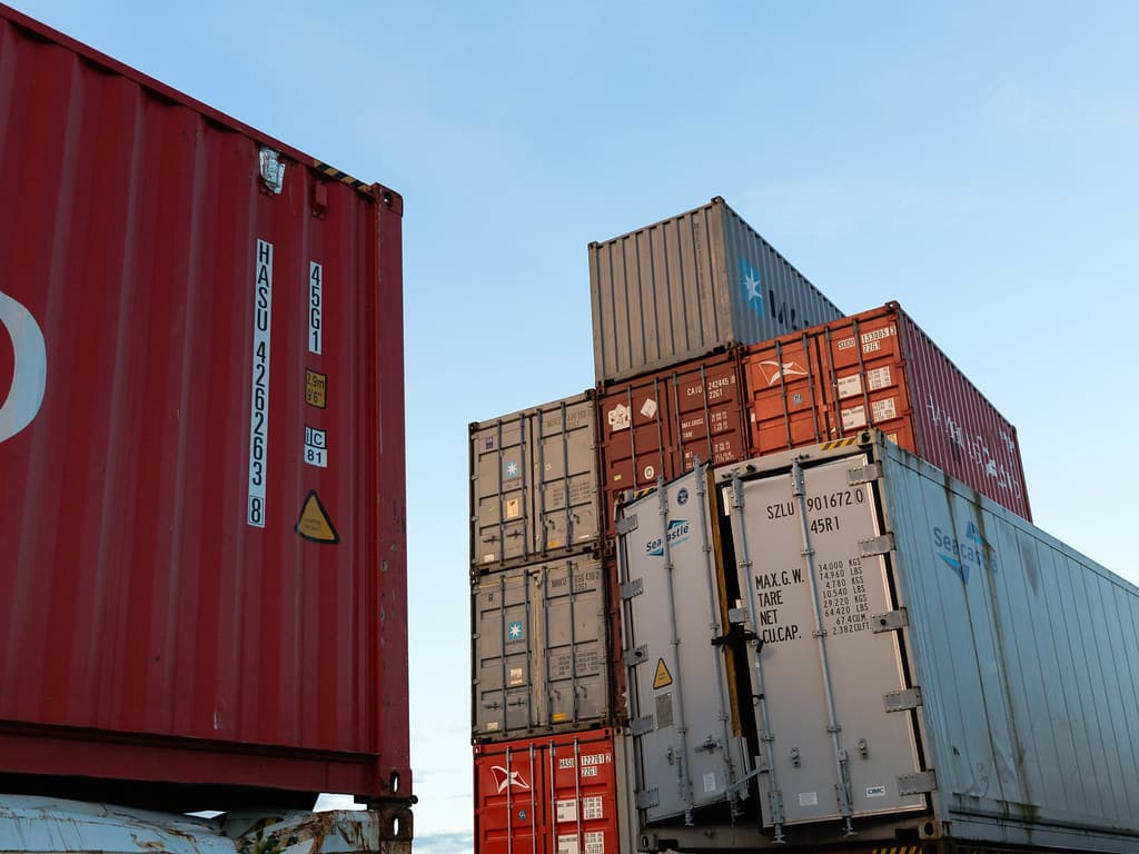 Contenedores de carga apilados en un puerto