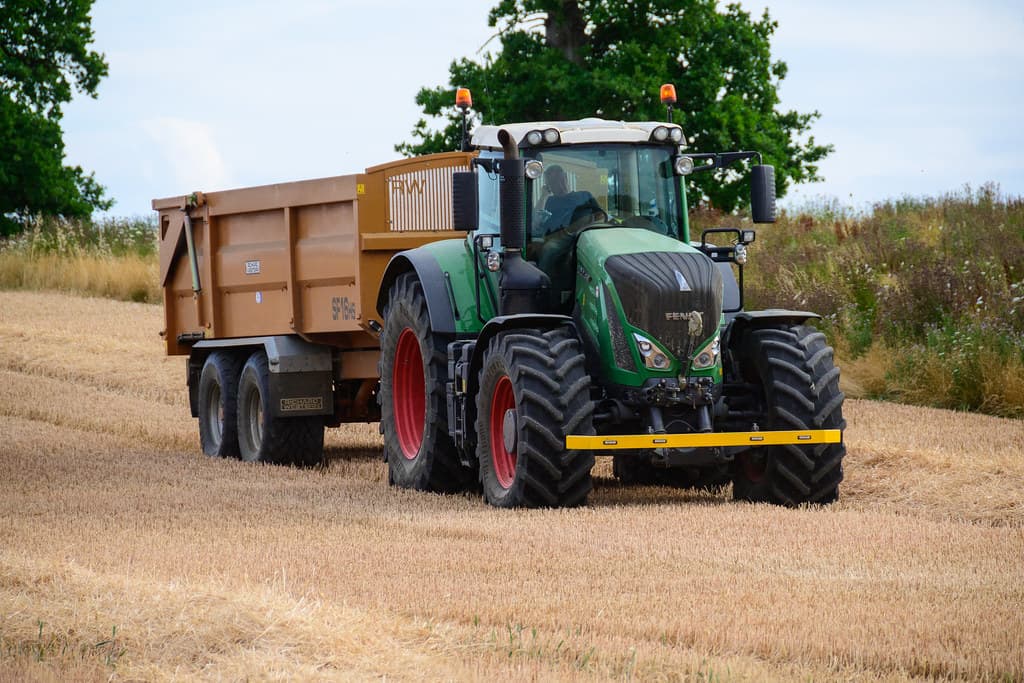 Tractor con remolque en un campo de cultivo