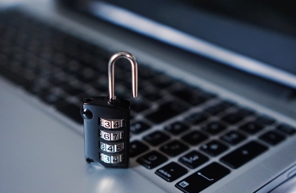 Candado sobre el teclado de una laptop