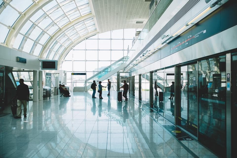 Interior de una terminal de aeropuerto con viajeros